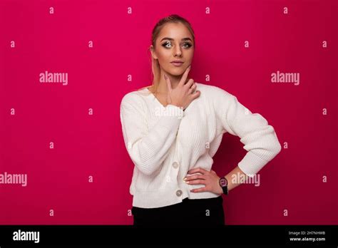 Photo d une belle jolie étonnante magnifique merveilleuse jeune femme blonde avec maquillage et