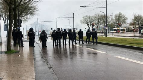 Les Forces De Lordre Dispersent Les Manifestants Vid O Dailymotion