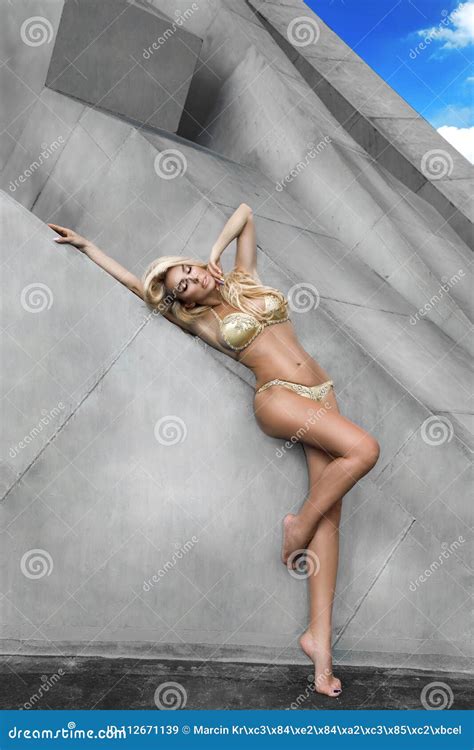 Modelo De Moda Elegante En Un Bikini De Oro Hermoso Actitudes Sensuales Contra Imagen De