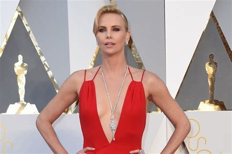 Шарлиз Терон: Шинэхэн дүрээ амилуулахын тулд би 22 кг таргалсан