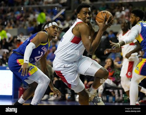 Ontario Clippers Bryson Williams Right Drives To The Basket Against