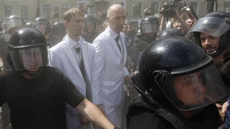 Parada Gay termina em confronto e prisões em São Petersburgo