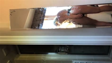 Une Blonde En Chaleur S Expose Nue Et Se Masturbe