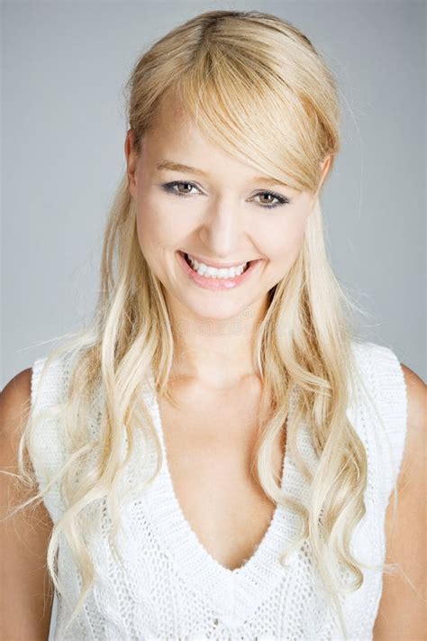 Portret Van Een Glimlachende Blonde Vrouw Stock Foto Image Of Vriendschappelijk Wijfje