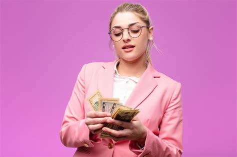Jeune Jolie Femme Blonde Avec Des Billets En Dollars Photo Premium