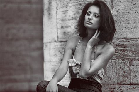 Ritratto Di Modo Di Una Donna Sexy Del Brunette Immagine Stock Immagine Di Ornamento Capelli