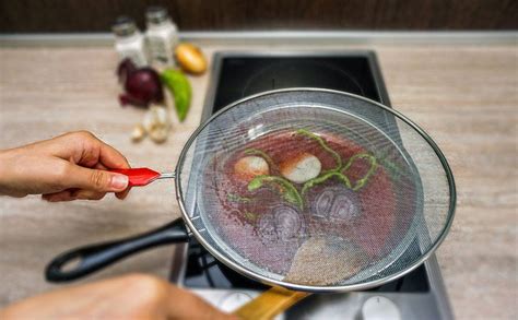 Простой способ избавиться от брызг горячего масла: закрываем сковороду ...