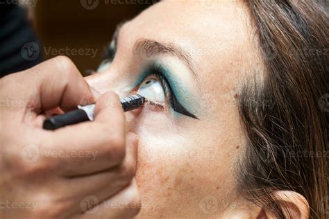 Makeup Artist Outlining White Woman Eyes 24708741 Stock Photo At Vecteezy