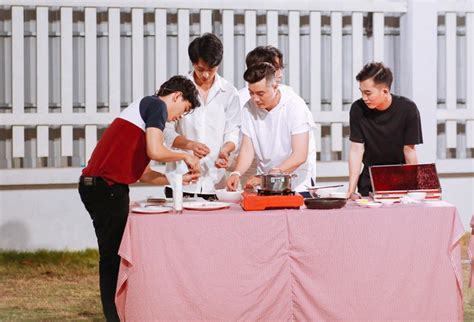 Hot Boy Ng I Y L Ai N M Tay K U C C T Nh C M Trong T P C Bi T