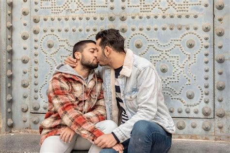 Casal Gay Se Beijando Ao Ar Livre Foto Premium