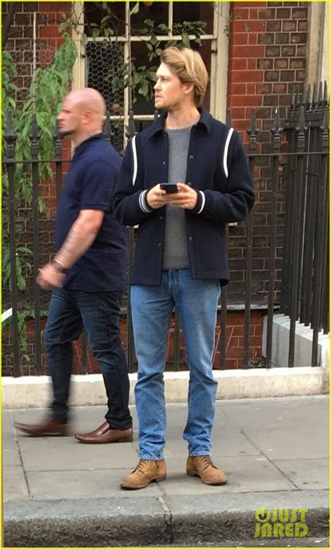 Joe Alwyn Steps Out For Afternoon Stroll In London Photo 4360298