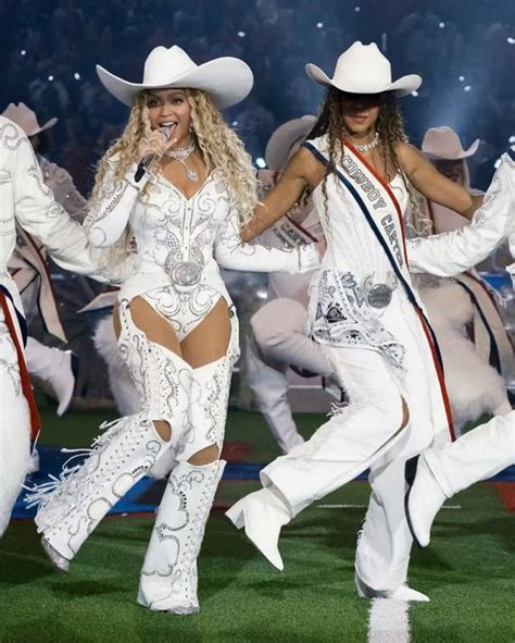 BLUE IVY AND BEYONCE SHARE THE STAGE DURING TEXANS RAVENS HALFTIME SHOW