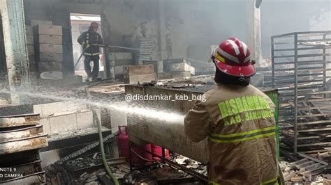 Kebakaran Pabrik Roti Cileunyi Disdamkar Kabupaten Bandung Luncurkan 3