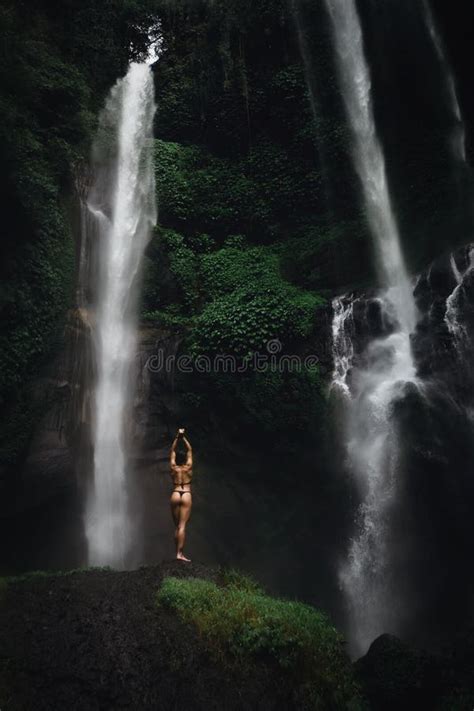 Mujer Joven Hermosa En El Bikini Que Se Relaja Delante De La Cascada Muchacha Del Viaje De La
