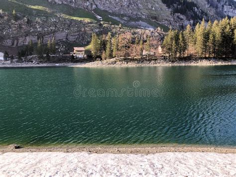 Lac Alpin Seealpsee Dans La Gamme De Montagne D Alpstein Et Dans La R