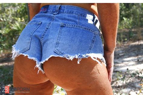 Daisy Dukes Immense Ass Mature ZB Porn