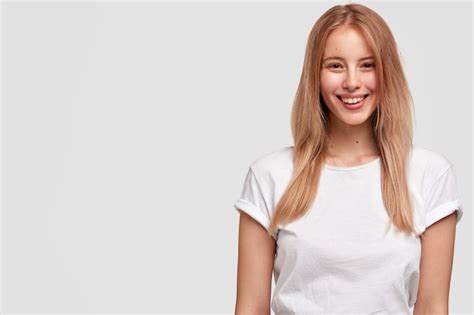 Portrait De Jeune Femme Blonde En T Shirt Blanc Photo Gratuite