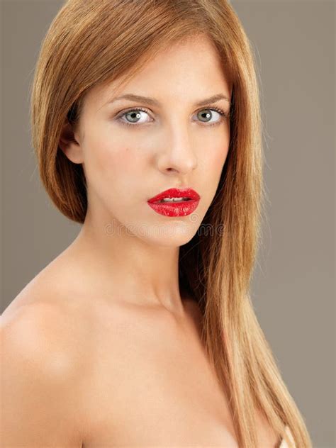 Donna Delle Spalle E Capa Di Bellezza Del Ritratto Del Blonde Immagine Stock Immagine Di Corpo