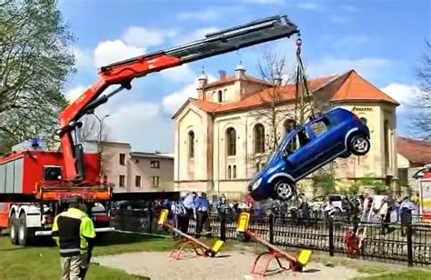 Foto VIDEO Osobné auto ktoré prerazilo zábradlie a skončilo vo