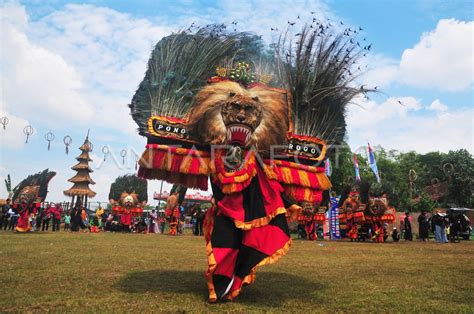 Pertunjukkan Kesenian Reog Antara Foto