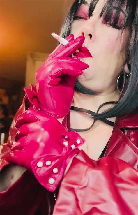 BBW leder herrin Tina Snua raucht für ihre fans rauchende raucherin OMI OME driftet snap