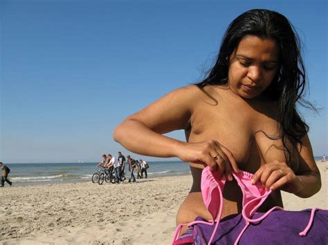 Indian Bhabhi Nude Pics In Pink Bikini Showing Boobs Part 2