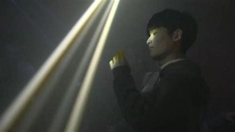 Big Bang: K-pop star quits showbiz amid 'sex bribery' claims - BBC News