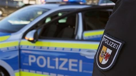 Verkehr Autos stoßen frontal zusammen Zwei Menschen schwer verletzt