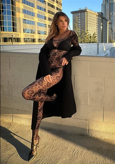 Elisabetta Canalis sempre più sexy show in lingerie e giubbotto di pelle