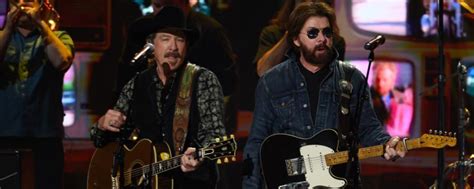The Sad Meaning Behind "Neon Moon" by Brooks & Dunn