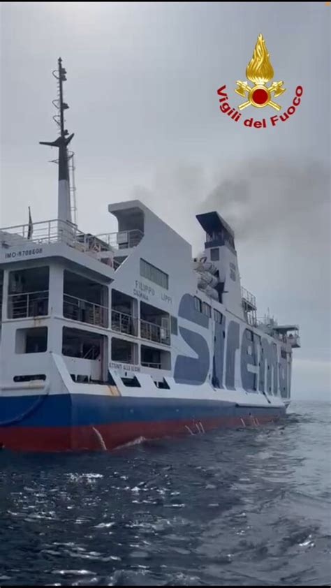 Isole Eolie Lincendio A Bordo Di Un Traghetto I Dettagli E Le Foto