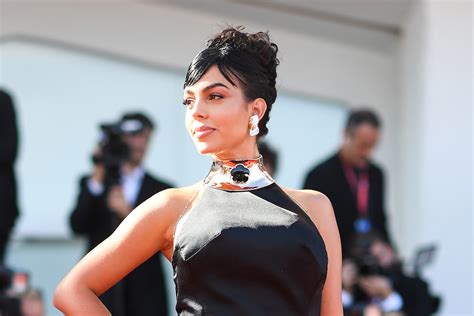 Georgina Rodriguez In Bikini Il Video Tra Le Onde