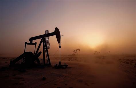 oil rigs  sunset   desert premium ai generated image