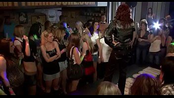 Due Cazzi Enormi Che Scopano La Fica Petite E La Gola Carina Nello Stesso Tempo XVIDEOS