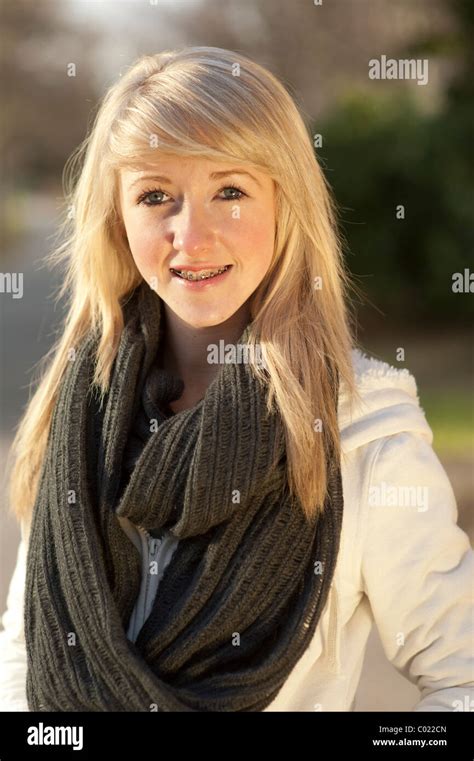 Eine schlanke blonde jährige Teenager Mädchen mit Klammern an den Zähnen UK Stockfotografie