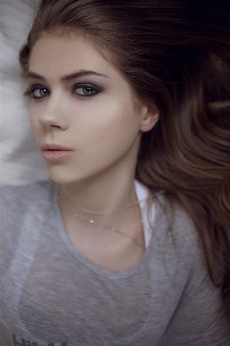 Gorgeous Brunette Scrolller