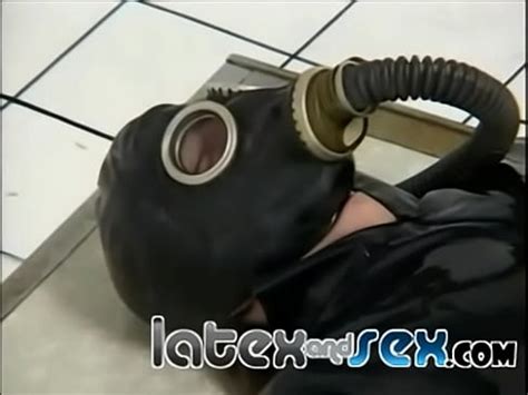 Cuatro enfermeras calientes en látex le dan la cabeza a un chico XVIDEOS