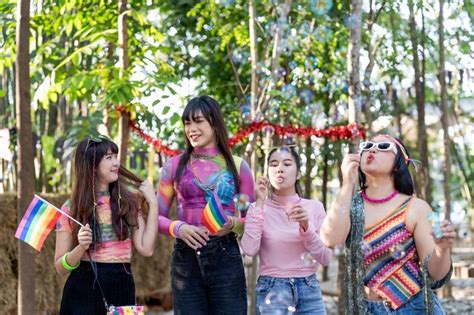 Gay asiático lgbtqia apoiadores da comunidade lgbtq se divertindo na parada do orgulho lgbt