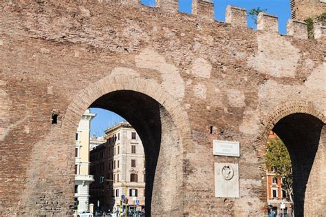 Puerta En La Ciudad Antigua Muralla Aureliana En Roma Foto Premium