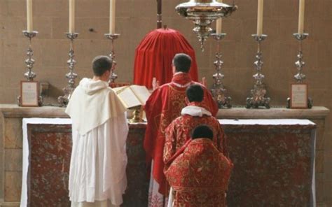 Los Sacerdotes Deben Celebrar La Misa Ad Orientem Dice El Jefe De La