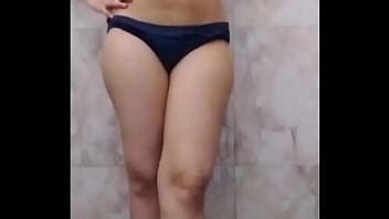 Nueva historia de sexo hindi mi novia quiere una polla en el baño XVIDEOS