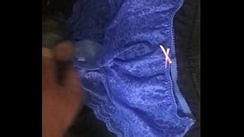 射在原味藍色全蕾絲內褲上 有汗味 分泌多 用另一件原味套住 XVIDEOS
