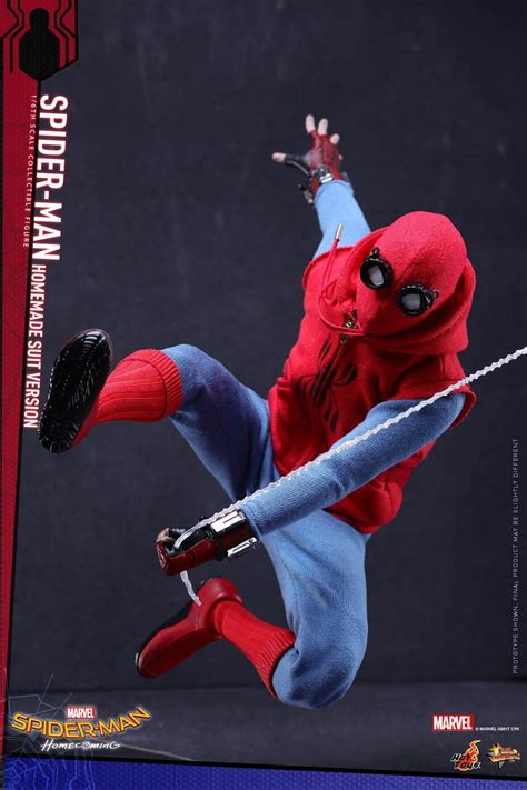 Spider Man Homecoming Hot Toys Mostra L Action Figure Di Peter Parker Con La Homemade Suit