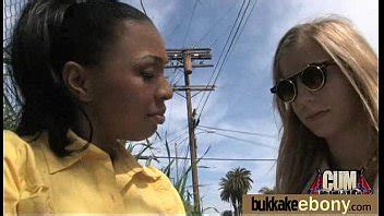 Sexo en grupo interracial con una chica negra y tíos blancos XVIDEOS