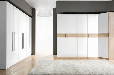 Шкаф длинный в коридор распашной 87 фото