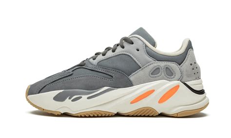 Купить Yeezy 700 - от 29.990