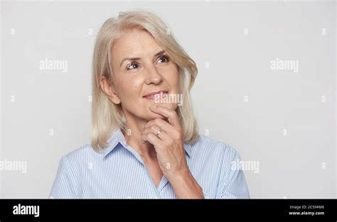 Sch Ne Jahre Alte Blonde Frau Schaut Auf Und Tr Umt Isoliert Stockfotografie Alamy