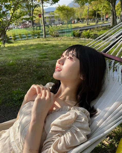 長谷川里桃さんのインスタグラム写真 長谷川里桃instagram「⁡ 最近は、自然に触れたいなと思って 新緑の多い場所をふわふわ漂って