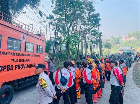 Alat Berat Diterjunkan Untuk Percepat Proses Penanganan Sampah Di