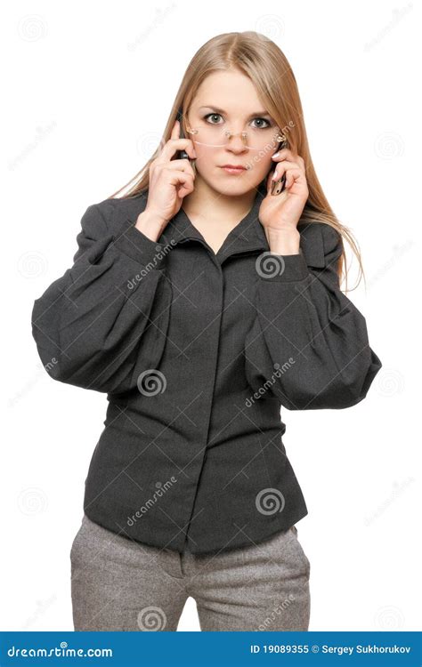 Blonde Joven Serio En Un Juego De Asunto Gris Imagen De Archivo